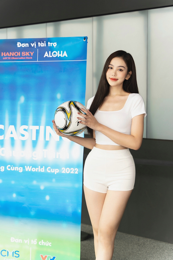 Cận cảnh nhan sắc xinh đẹp của hotgirl đại diện cho Pháp ở Nóng cùng World Cup