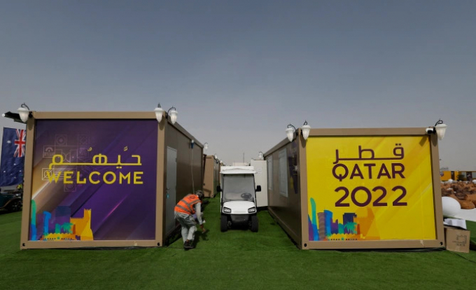 Ăn ngủ trong... container chở hàng để xem World Cup 2022 ở Qatar