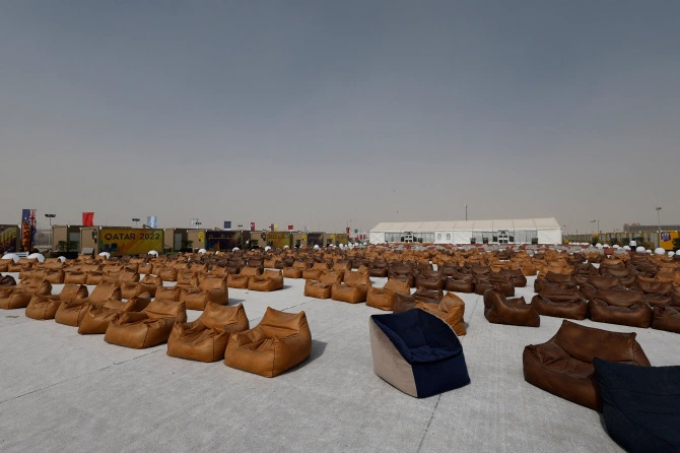 Ăn ngủ trong... container chở hàng để xem World Cup 2022 ở Qatar