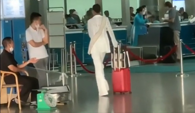 Thạch Thu Thảo đội vương miện ra sân bay, lên đường sang Philippines chinh chiến Miss Earth 2022