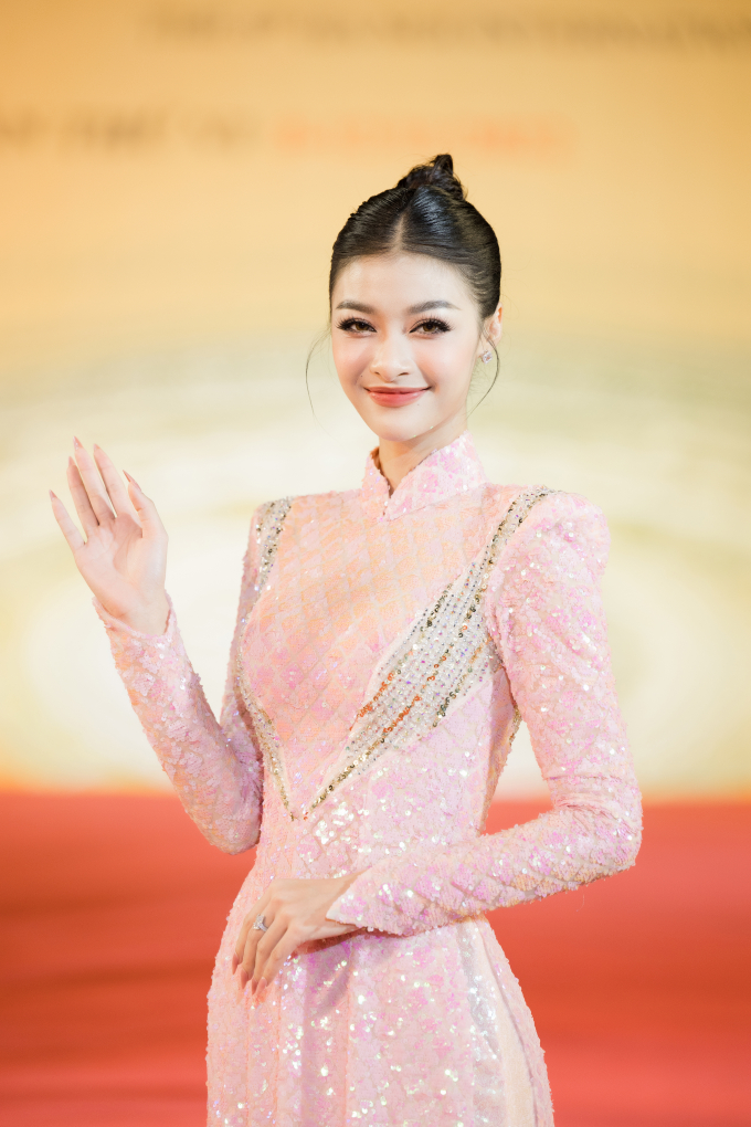 Hoa hậu Liên lục địa Bảo Ngọc hào quang rực rỡ, đội vương miện 8 tỷ dự Liên hoan phim Quốc tế Hà Nội