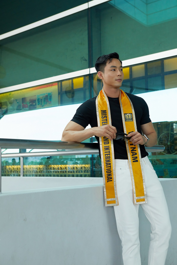 Vũ Linh mang gần 100kg hành lý lên đường chinh chiến Mister Grand International 2022