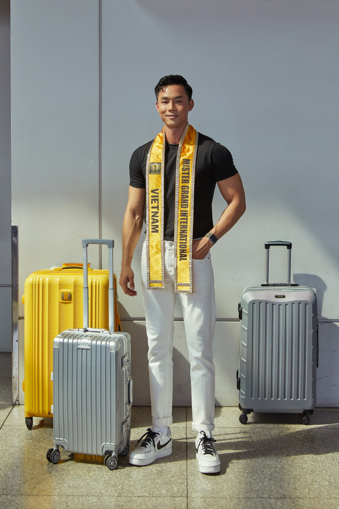 Vũ Linh mang gần 100kg hành lý lên đường chinh chiến Mister Grand International 2022