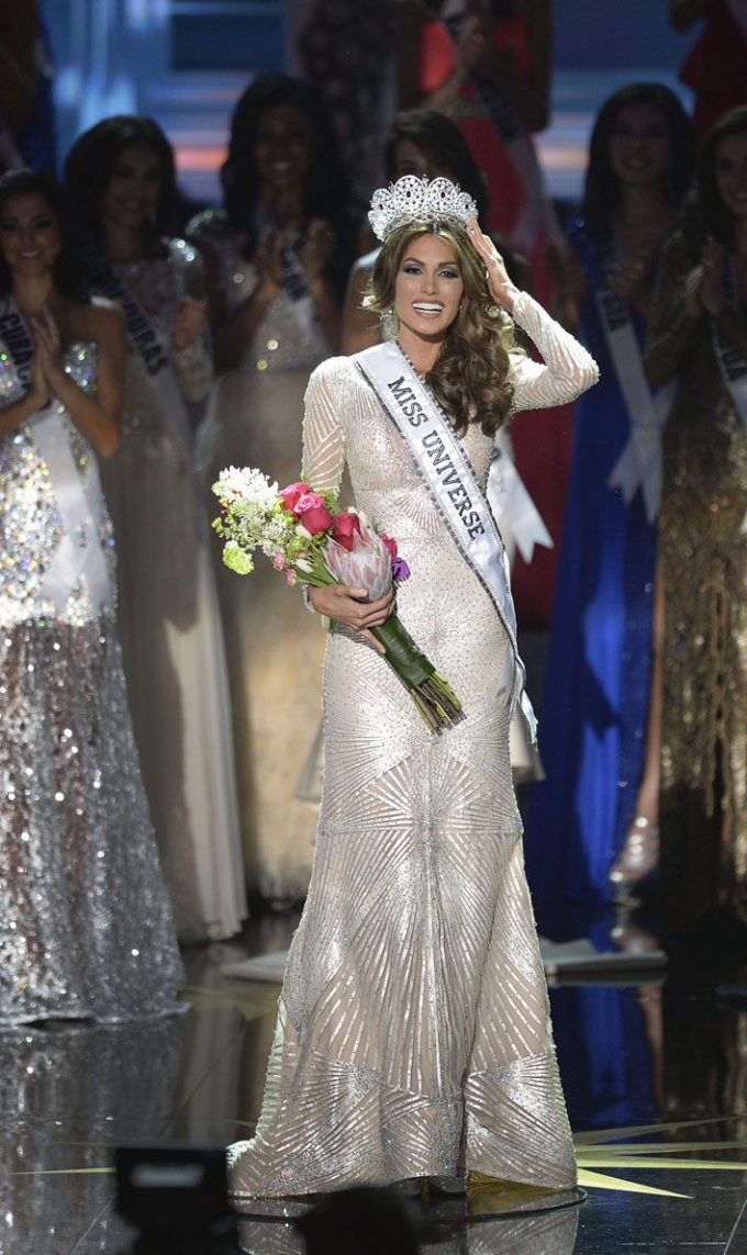 Đang bận rộn làm mẹ, làm chủ tịch, Miss Universe 2013 bất ngờ bị ông trùm hoa hậu Osmel chê thẳng mặt