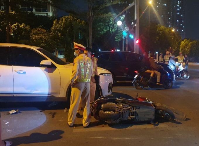 Ôtô tông hàng loạt xe máy đang dừng chờ đèn đỏ ở Hà Nội