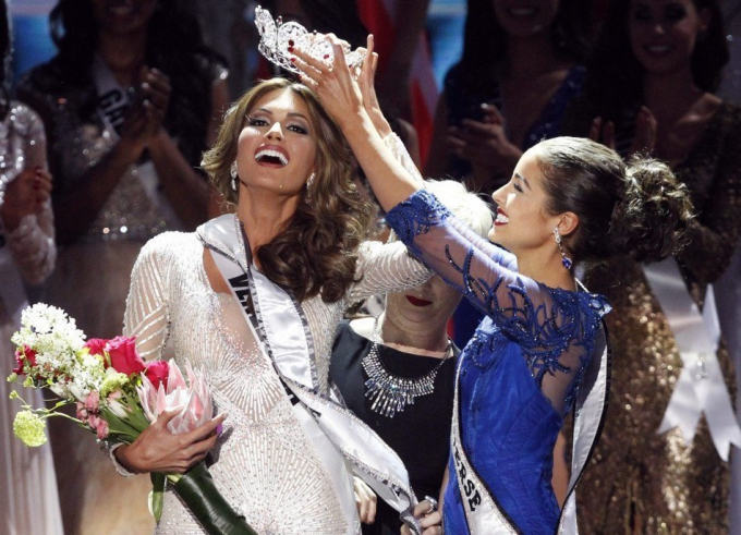 Đang bận rộn làm mẹ, làm chủ tịch, Miss Universe 2013 bất ngờ bị ông trùm hoa hậu Osmel chê thẳng mặt