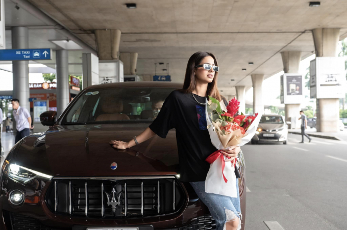Miss Charm Pakistan lạc hành lý, dàn thí sinh đến Việt Nam: BTC tặng hoa đỏ sang trọng chứ không phải cúc vàng