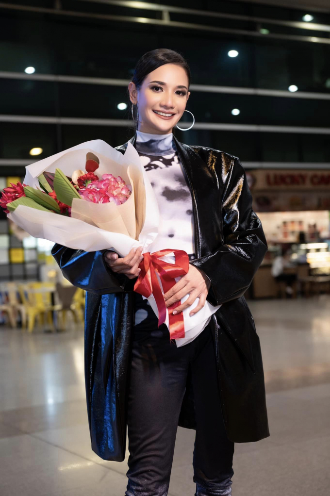 Miss Charm Pakistan lạc hành lý, dàn thí sinh đến Việt Nam: BTC tặng hoa đỏ sang trọng chứ không phải cúc vàng