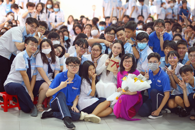 Hoa hậu Ban Mai về thăm trường cũ trong tà áo dài thước tha