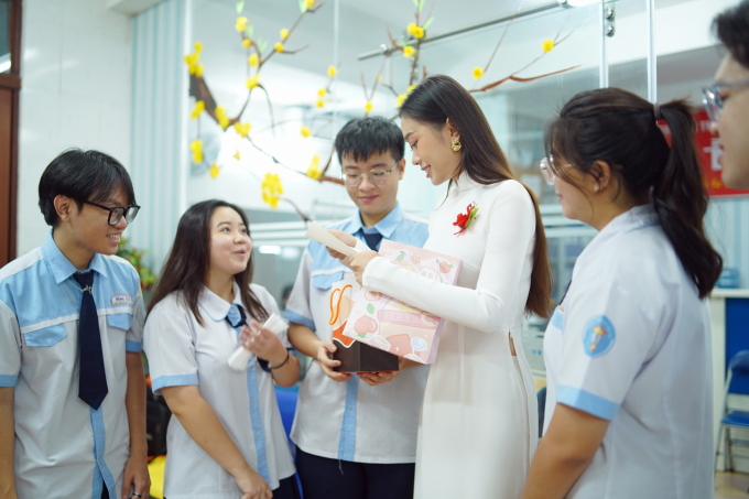 Hoa hậu Ban Mai về thăm trường cũ trong tà áo dài thước tha