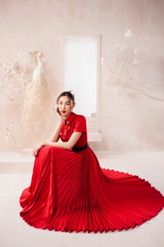 Hoa hậu Thùy Tiên thanh lịch trong những dáng đầm hoa sen, chim khổng tước