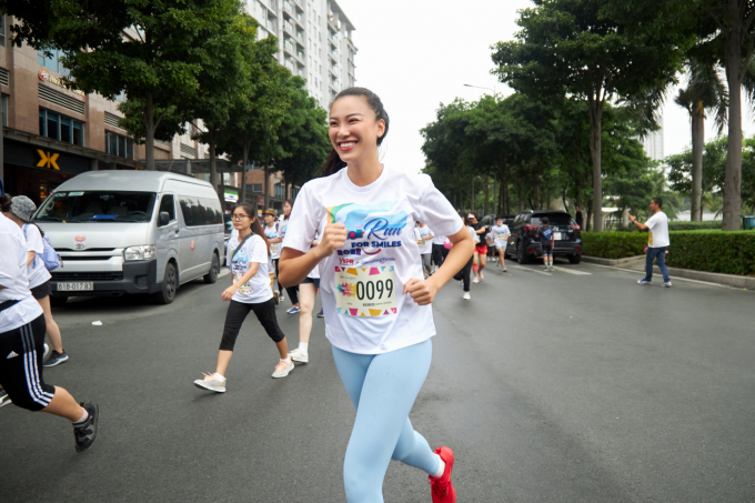 Á hậu Kim Duyên mướt mồ hôi vì tham gia giải chạy thiện nguyện