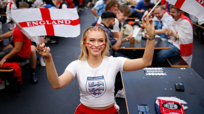 Hàng triệu người Anh bốc phét nghỉ ốm để xem World Cup 2022