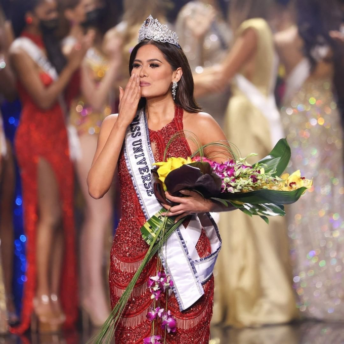 Vừa nhá hàng catwalk tại Philippines, Ngọc Châu đã được Miss Universe 2020 và Miss Universe Philippines 2022 để mắt đến