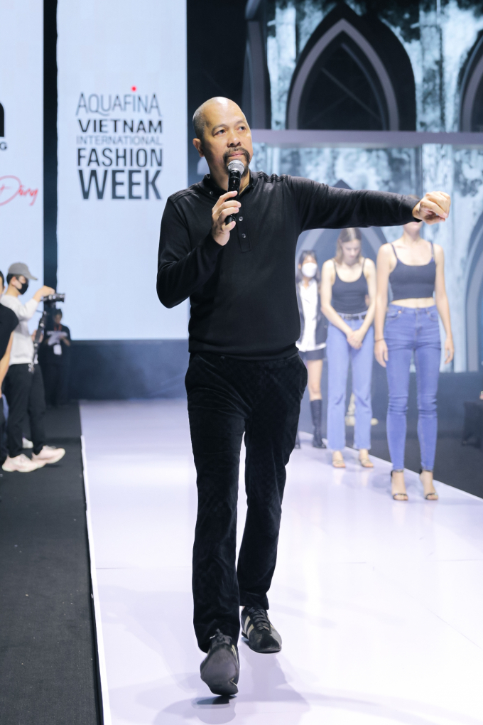 Khánh Vân diện outfit jeans đầy cá tính trong buổi tổng duyệt khai mạc Tuần lễ thời trang Quốc tế Việt Nam 2022
