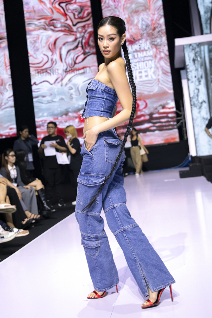 Khánh Vân diện outfit jeans đầy cá tính trong buổi tổng duyệt khai mạc Tuần lễ thời trang Quốc tế Việt Nam 2022