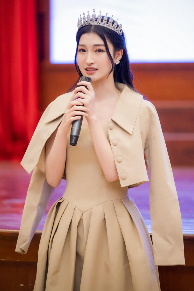 Tranh cãi việc á hậu Phương Nhi ngồi ghế ban giám khảo chấm thi hoa hậu, fans khuyên chỉ nên làm idol thôi