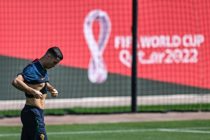 Ronaldo nhận án cấm thi đấu trước trận ra quân của tuyển Bồ Đào Nha