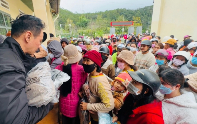 Lý Hải mang 3500 áo ấm tặng bà con đồng bào tại Lâm Đồng, Gia Lai
