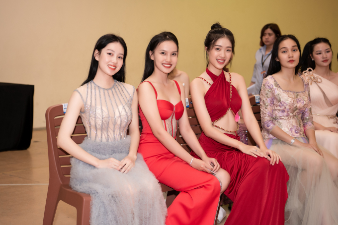 Trước thềm Chung khảo, Thùy Tiên bất ngờ đột nhập hậu trường tiếp sức dàn thí sinh Hoa hậu Việt Nam 2022