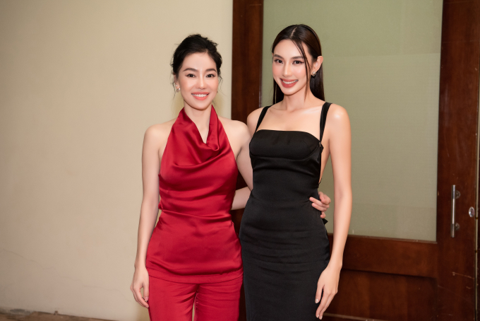 Trước thềm Chung khảo, Thùy Tiên bất ngờ đột nhập hậu trường tiếp sức dàn thí sinh Hoa hậu Việt Nam 2022