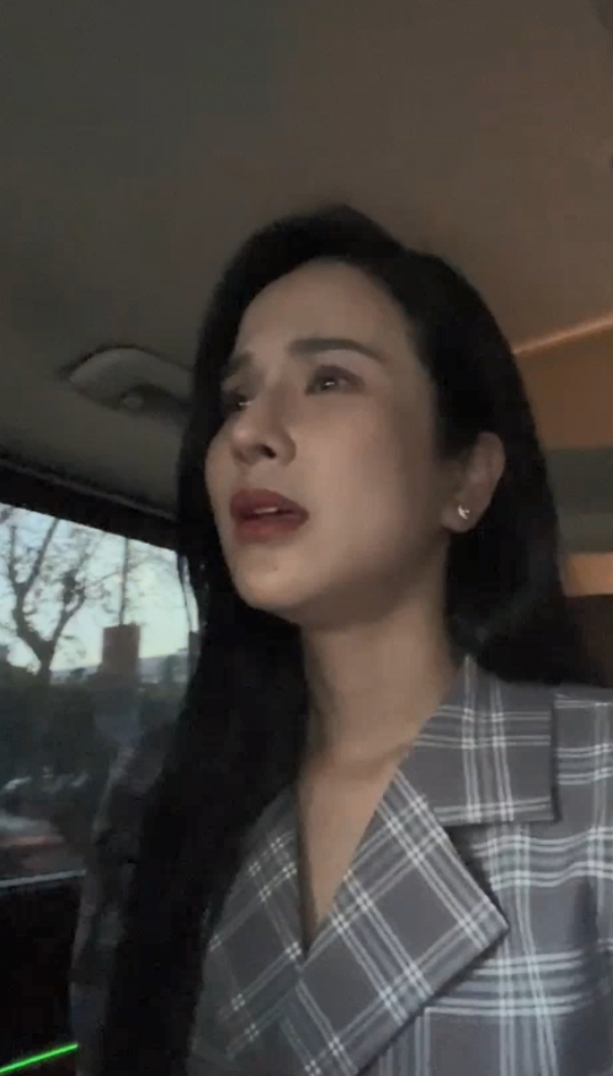 Diệp Lâm Anh livestream khóc lóc vì bị chồng cũ chặn đường, không cho đón con gái về nhà