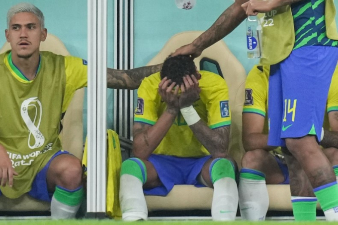 Neymar sưng tấy mắt cá chân, ôm mặt khóc