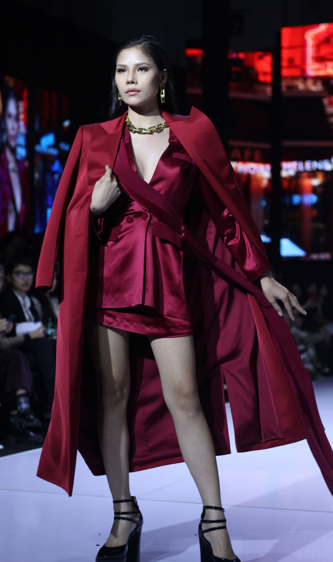 Thanh Hằng mang đến một Paris đầy quyền lực, diễn vedette trong BST ấn tượng nhất Aquafina Fashion Weeks ngày thứ 2