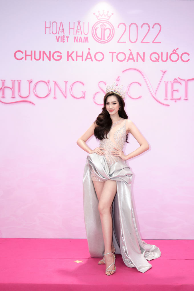 MC Nguyên Khang lịch lãm trên thảm đỏ, cầm trịch buổi sơ khảo Hoa hậu Việt Nam 2022