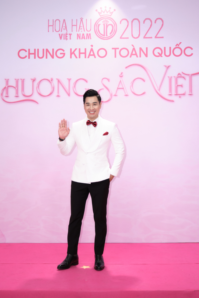 MC Nguyên Khang lịch lãm trên thảm đỏ, cầm trịch buổi sơ khảo Hoa hậu Việt Nam 2022