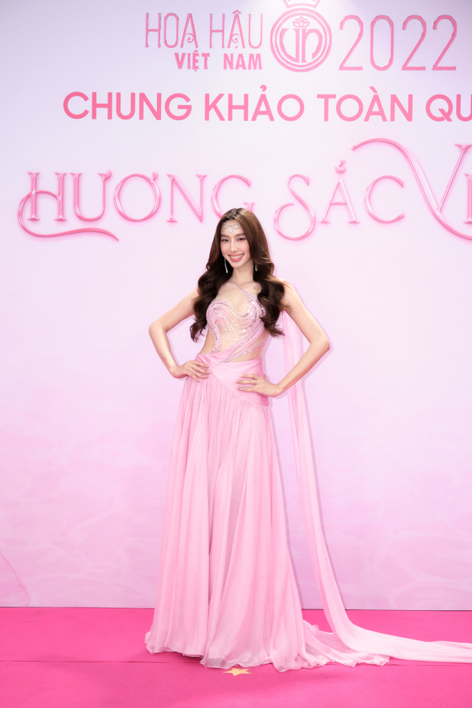 Chọn tone hồng tưởng chừng nhẹ nhàng, Thùy Tiên chặt đẹp hội chị em trên thảm đỏ Hoa hậu Việt Nam 2022