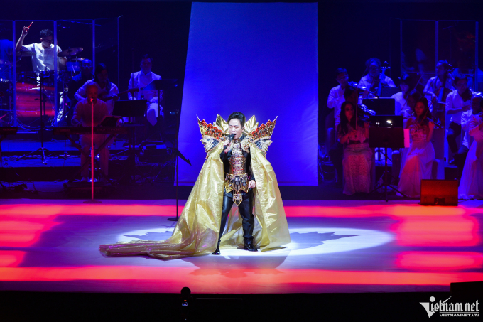 Á quân Ca sĩ mặt nạ mặc táo bạo trong liveconcert của Tùng Dương