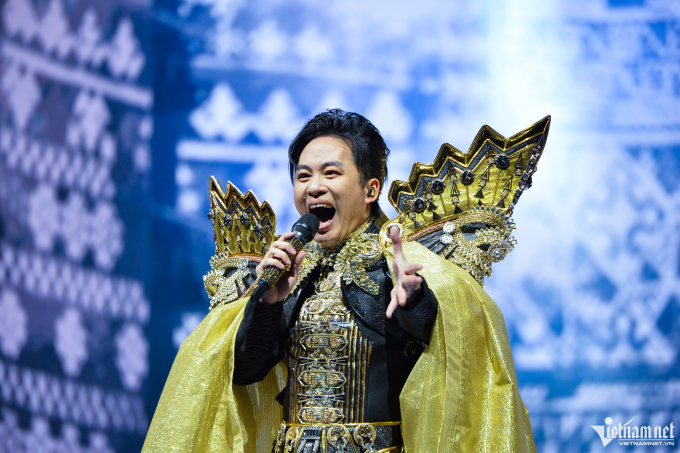 Á quân Ca sĩ mặt nạ mặc táo bạo trong liveconcert của Tùng Dương