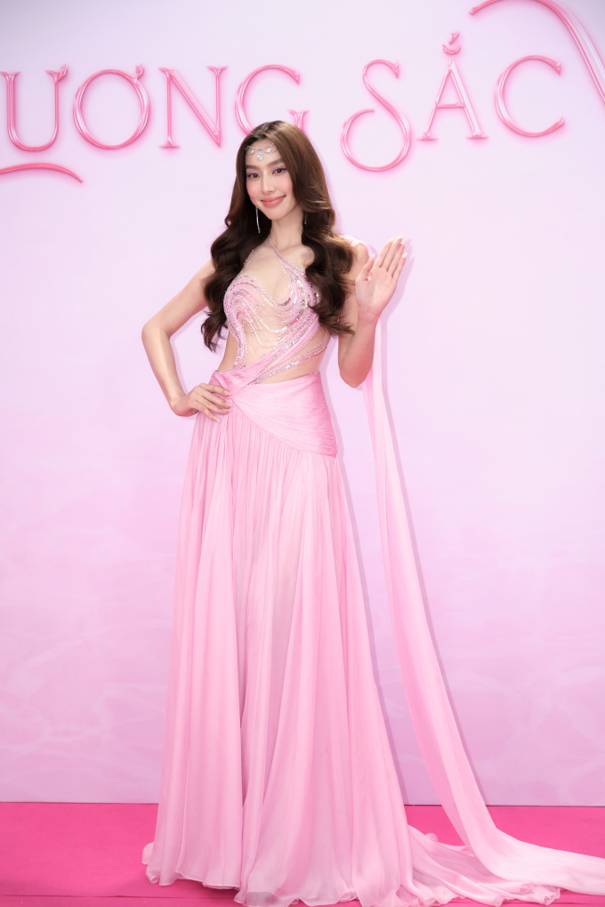 Bảo Ngọc soán ngôi Thùy Tiên, diện outfit hở bạo nhất chung khảo Hoa hậu Việt Nam 2022