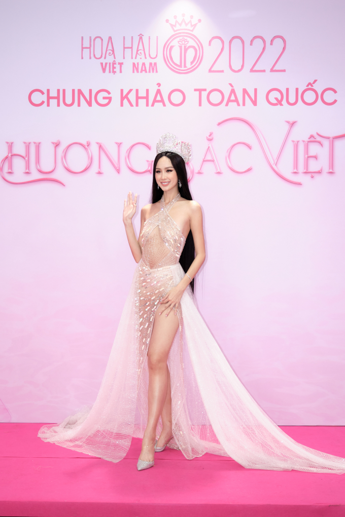 Bảo Ngọc soán ngôi Thùy Tiên, diện outfit hở bạo nhất chung khảo Hoa hậu Việt Nam 2022