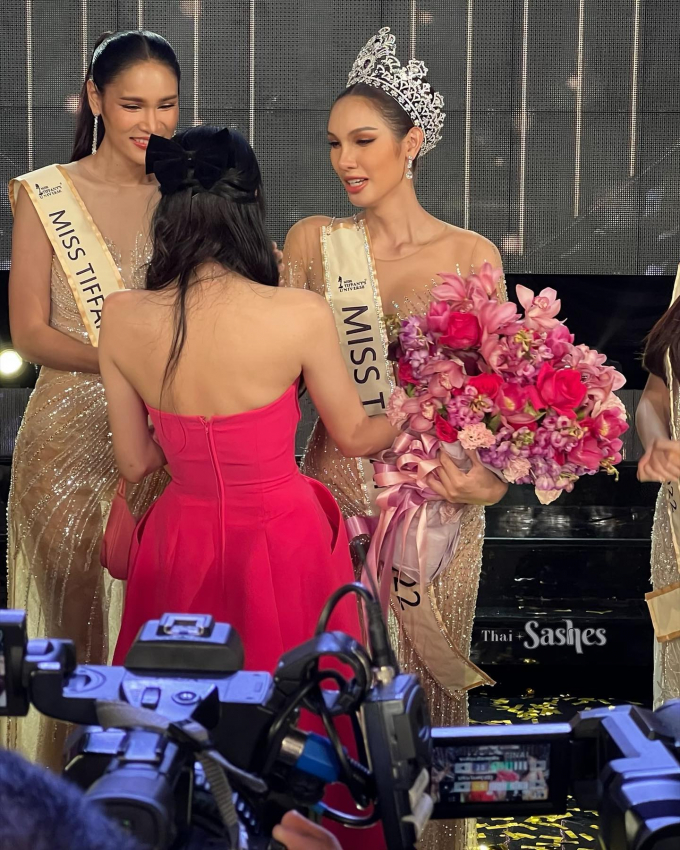 Khi tình yêu xóa nhòa mọi định kiến: Tân Hoa hậu chuyển giới Thái Lan 2022 công khai hôn bạn gái sau đăng quang