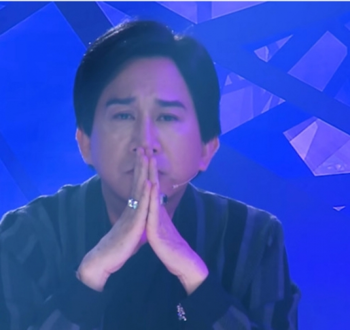 Việt Hương rơi nước mắt khi giọng hát của cố ca sĩ Phi Nhung vang lên sân khấu