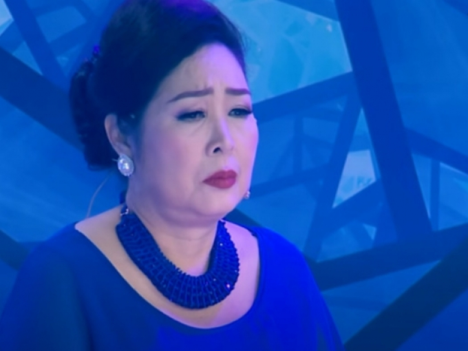 Việt Hương rơi nước mắt khi giọng hát của cố ca sĩ Phi Nhung vang lên sân khấu