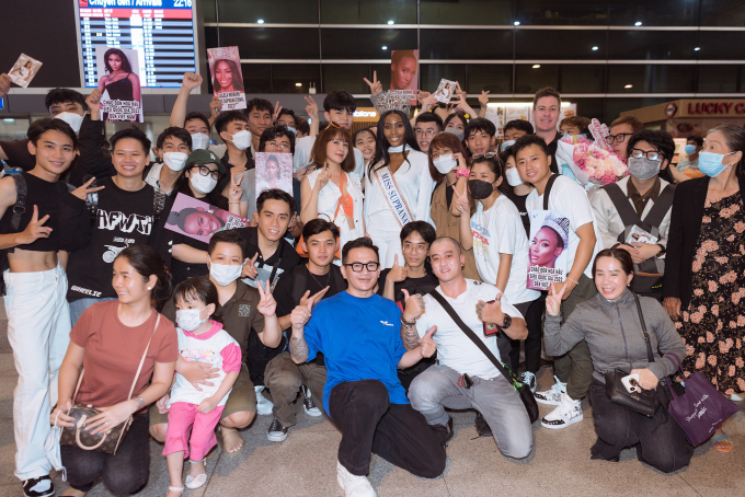 Miss Supranational 2022 được fans Việt vây kín tại sân bay: Choáng ngợp bởi tất cả tình yêu và sự tử tế