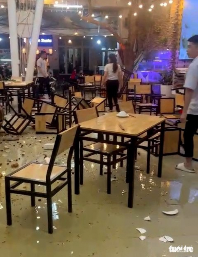 Hàng chục người đập phá tan tành quán nhậu ở quận 7, khách coi World Cup chạy tán loạn