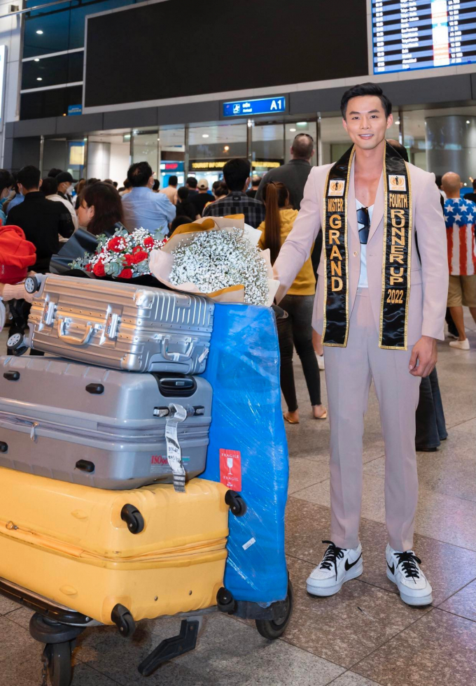 Vũ Linh giản dị trở về nước sau đăng quang á vương tại Mister Grand International 2022