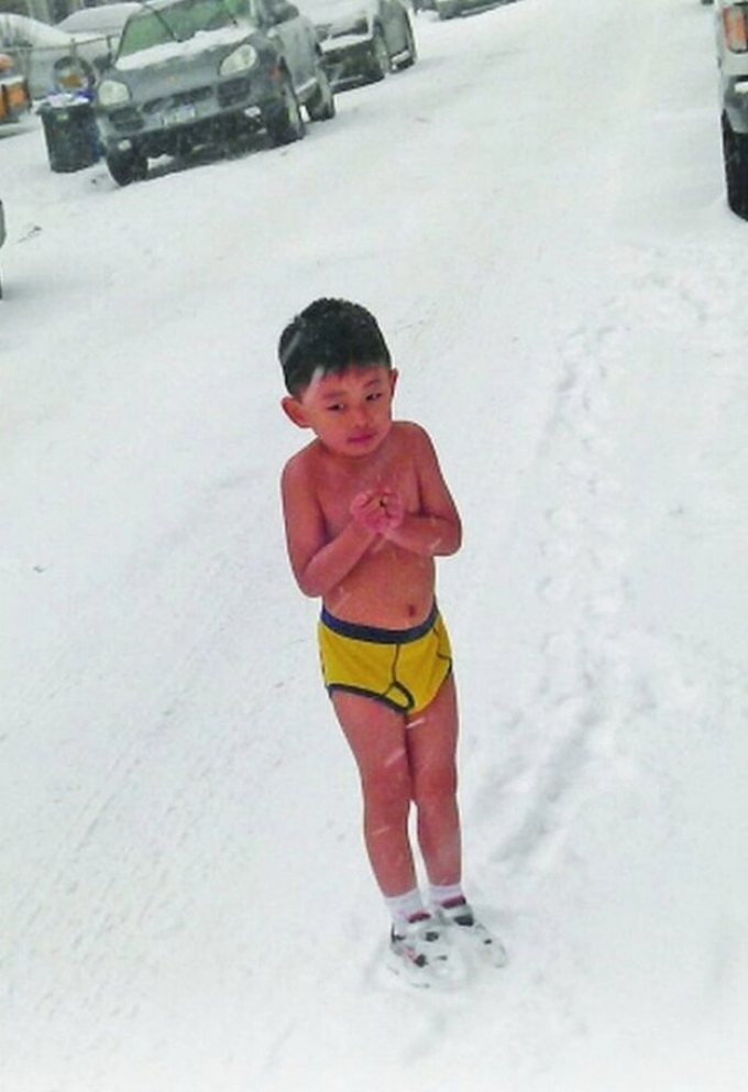 Cậu bé 4 tuổi từng bị cha ép cởi trần chạy trong thời tiết lạnh -13 độ bây giờ ra sao?