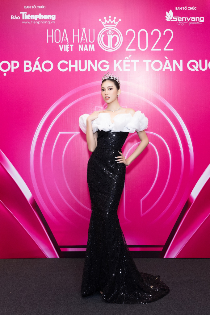 Phương Anh vắng mặt, Đỗ Hà - Ngọc Thảo khoe nhan sắc lộng lẫy, chiếm trọn spotlight thảm đỏ Hoa hậu Việt Nam