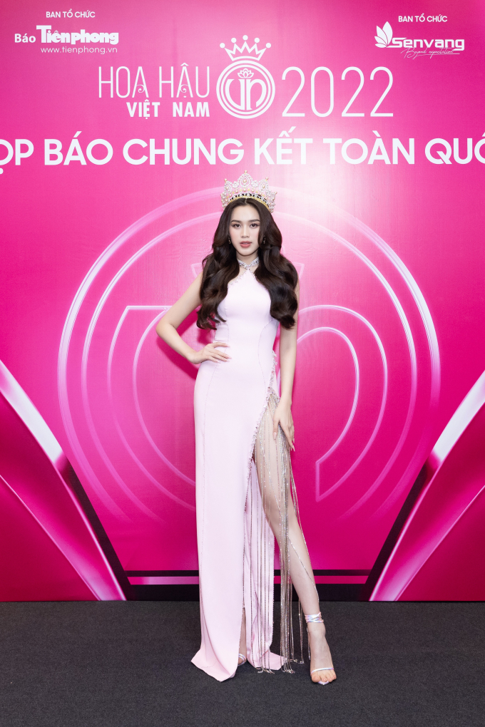 Phương Anh vắng mặt, Đỗ Hà - Ngọc Thảo khoe nhan sắc lộng lẫy, chiếm trọn spotlight thảm đỏ Hoa hậu Việt Nam