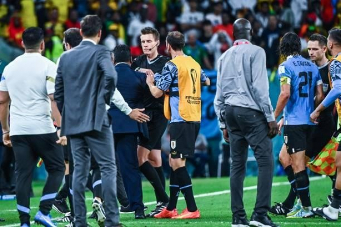Cầu thủ Uruguay đuổi theo hỏi tội trọng tài sau khi bị loại khỏi World Cup 2022