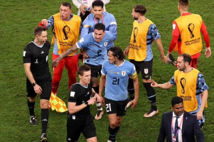 Cầu thủ Uruguay đuổi theo hỏi tội trọng tài sau khi bị loại khỏi World Cup 2022