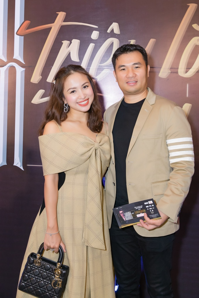 Lệ Quyên xách túi hơn 1 tỷ đồng đi xem show Jimmii Nguyễn cùng bạn trai