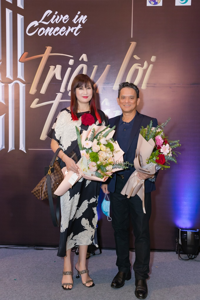 Lệ Quyên xách túi hơn 1 tỷ đồng đi xem show Jimmii Nguyễn cùng bạn trai