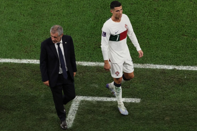 Ronaldo mất kiểm soát, nghi chửi cả HLV Bồ Đào Nha