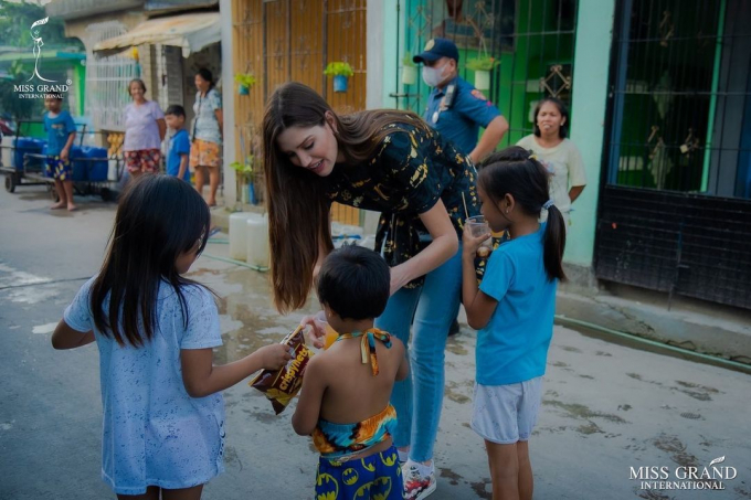 Đáng thất vọng: Ngán ngẩm hình ảnh Miss Grand 2022 uốn éo, hát hò như sân khấu hội chợ